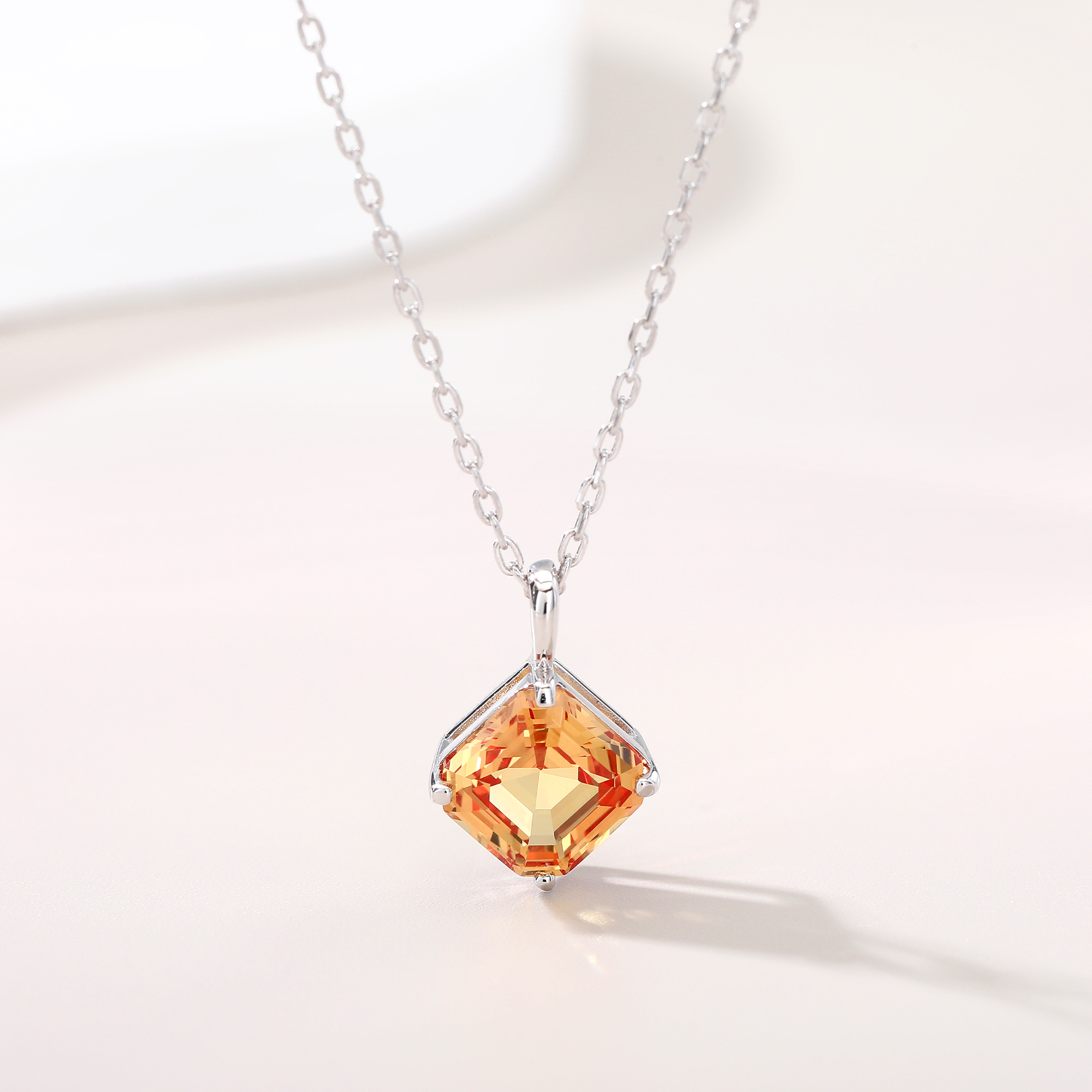 Bezel-Set Diamond-Shaped Small - Bezels Set Pendant 评论和价格